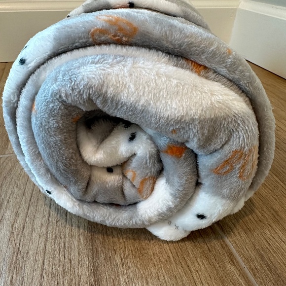 Halloween Ghost Printed Plush Throw Blanket Gray/Ivory - Hyde & EEK! - Picture 10 of 11